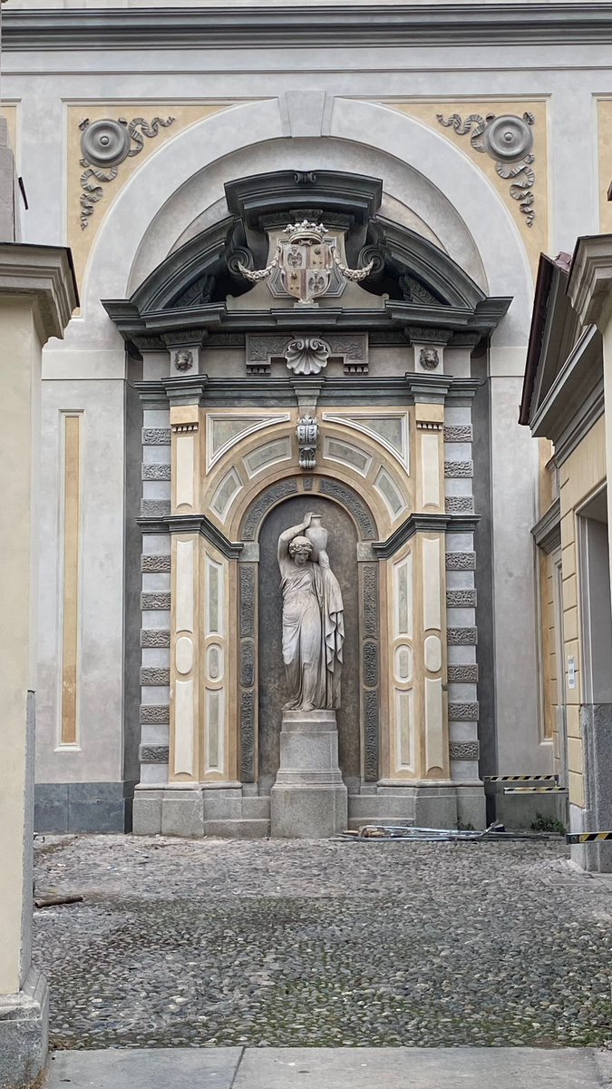 CamComTorino's tweet photo. 🌺 A #PalazzoBirago stiamo facendo le pulizie di primavera... Il cortile interno è ormai finito e le rifiniture sono perfette!
🏛 La nostra statua è tornata in tutto il suo splendore e non resta che terminare la tinteggiatura di alcune facciate 
#juvarra #torinotheplacetobe https://t.co/ES5eDZAaiu