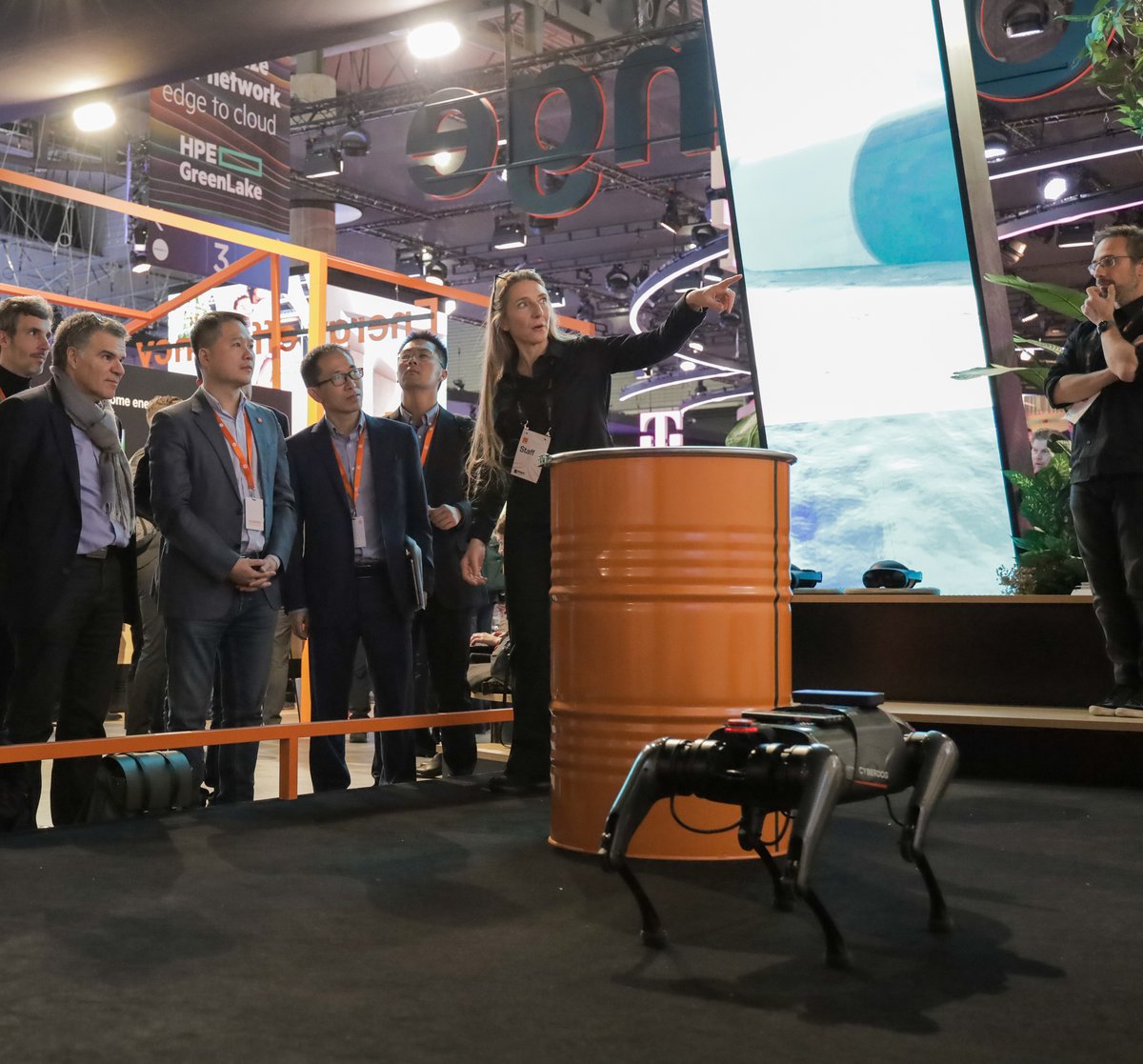 XiaomiFrance's tweet photo. 🧡 Nous sommes heureux de renforcer aujourd'hui notre collaboration technologique avec @orange dans la robotique, et de voir notre #CyberDog utilisé pour offrir une expérience unique sur leur réseau 5G https://t.co/UvBtmlmTxN
