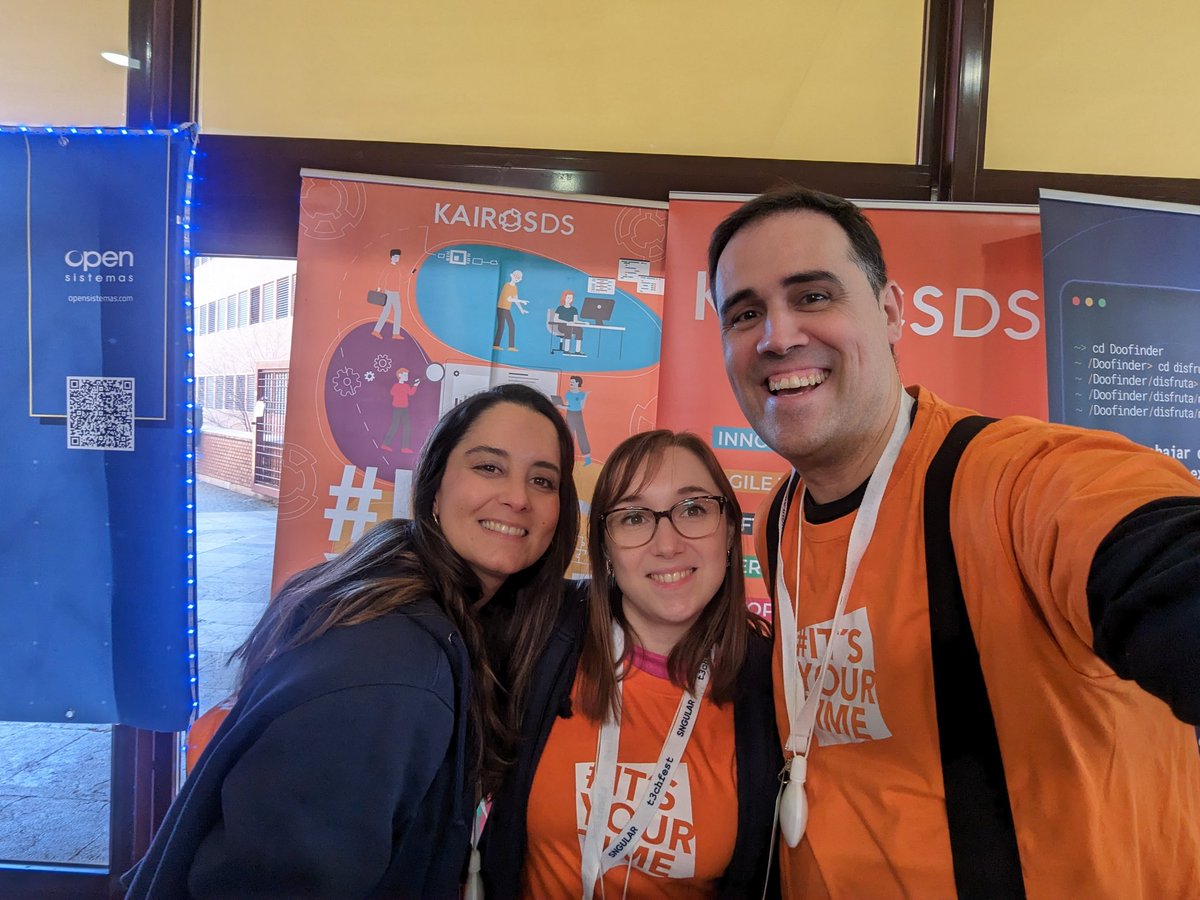 Con dos de mis compis de Talento en el stand de <a href="/kairos_ds/">@kairos_ds</a> en el #TwchFest2023. ¿Aún no tienes nuestro merchan?