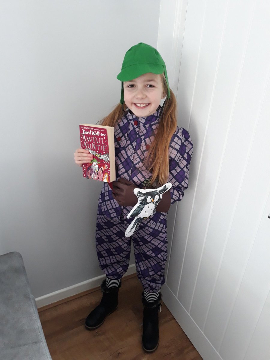 Ruby dressed as her favourite book character Awful Auntie. @OldhamLibraries @LoveOldham #dropitandread #WorldBookDay