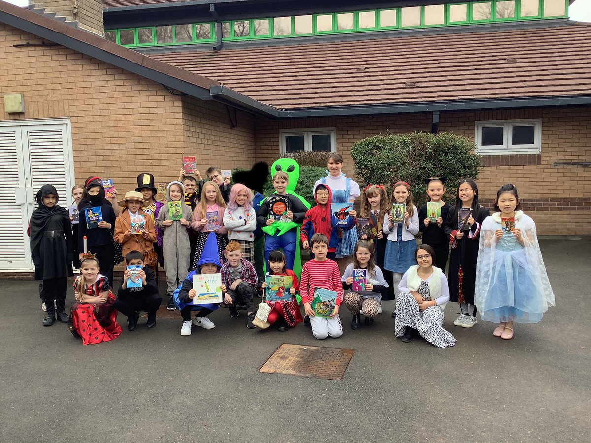 StPhilipsY5C's tweet photo. 4ZH have loved celebrating World Book Day! We saw some amazing costumes and really enjoyed sharing our books from home with each other #teamstphilips #StPhilipCEAP https://t.co/TffdiM24NE