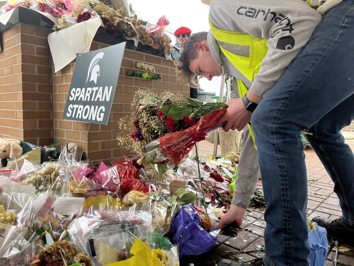 TaylorMorrisTV's tweet photo. HAPPENING NOW: After a heavy few weeks, MSU is cleaning up all the memorial items donated around campus. 

The University says the flowers will be composted and used to plant a tree later in the year. #MSUshooting #EastLansing #MichiganStateUniversity https://t.co/kUF8BzDAxA