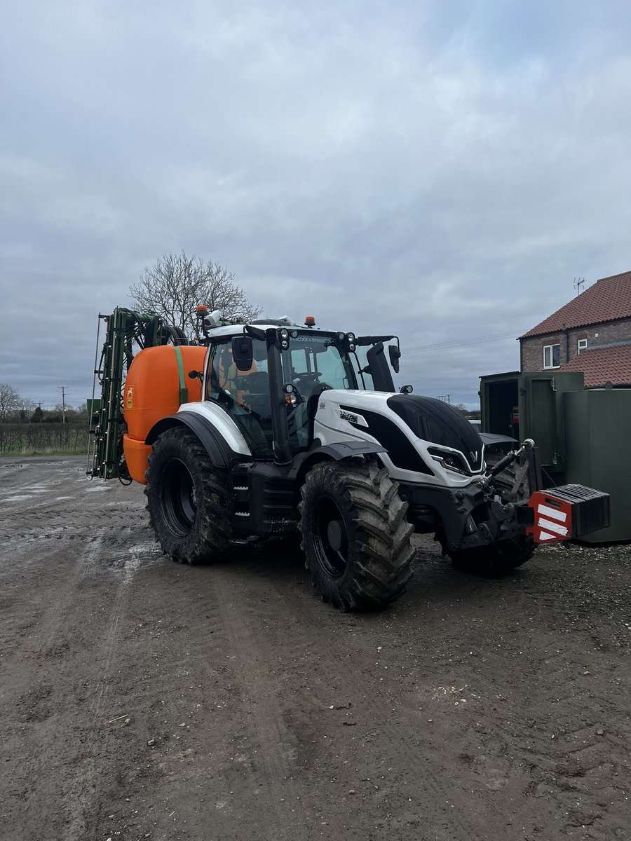TayloredAgri's tweet image. Another Install this week of a ALS-2 looking smart and discrete on this Valtra T175 ready for the coming N season. @PandBMachinery @Yara_UK #NSensor