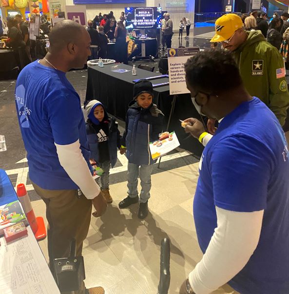 PeoplesGasCHI's tweet photo. Members of our African American Business Resource Group were at the Black Creativity Career Showcase at @msichicago. The event highlights accomplishments of professionals in science, tech, engineering, arts & math, and inspires children to also do great things!
#AABRG
#STEAM https://t.co/UOlPOlNLSD