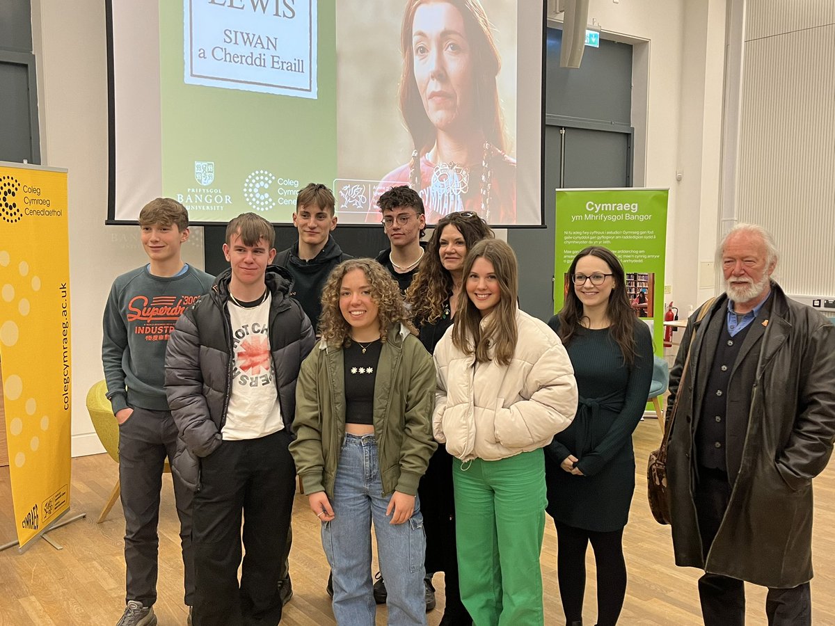 CymraegBangor's tweet photo. Braf cael croesawu dros 50 o ddisgyblion lleol i @TrydarPontio y prynhawn yma ar gyfer panel trafod Dod â Siwan y Fyw. Diolch i Ffion Dafis, Dyfan Roberts a Dr Llio Mai am eich cyfraniadau a diolch hefyd i’r @colegcymraeg am noddi’r digwyddiad. @prifysgolbangor @gwalltog https://t.co/22YkGzUXXs