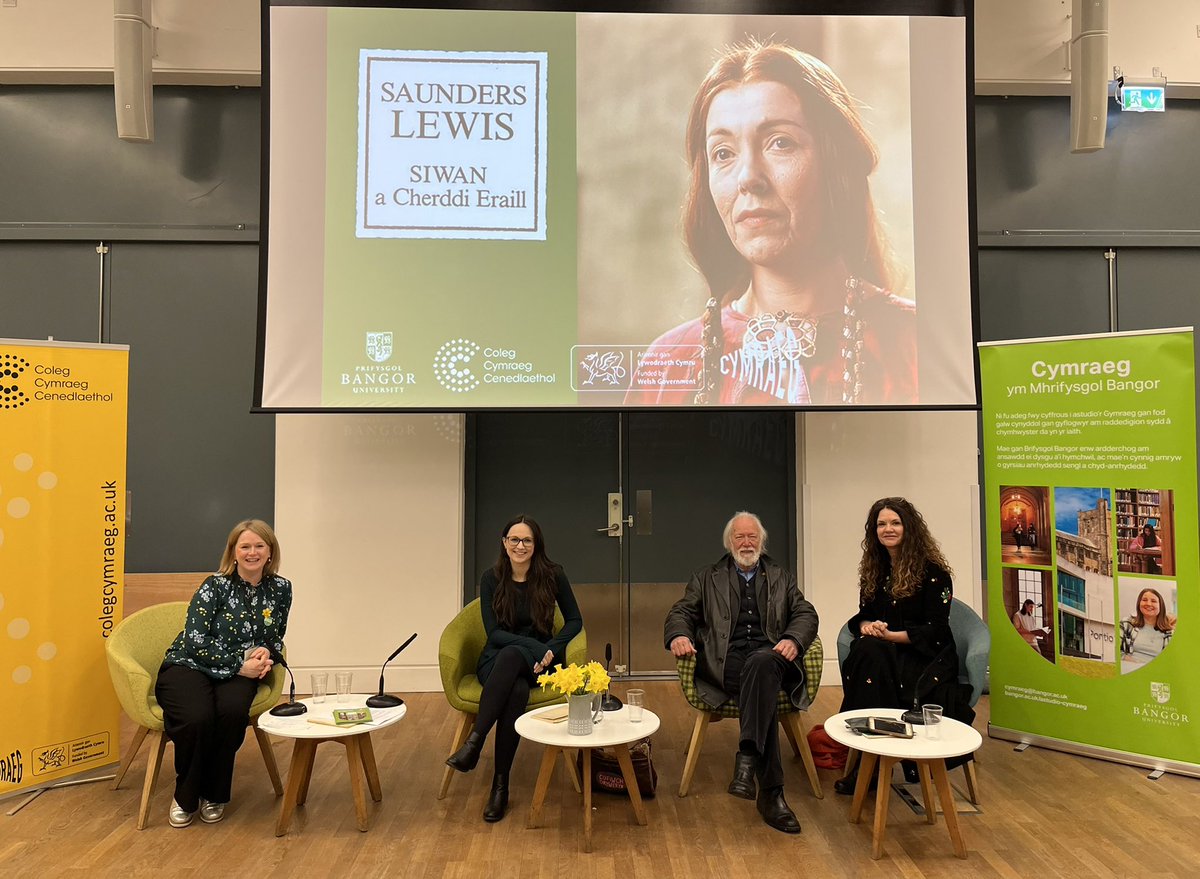 CymraegBangor's tweet photo. Braf cael croesawu dros 50 o ddisgyblion lleol i @TrydarPontio y prynhawn yma ar gyfer panel trafod Dod â Siwan y Fyw. Diolch i Ffion Dafis, Dyfan Roberts a Dr Llio Mai am eich cyfraniadau a diolch hefyd i’r @colegcymraeg am noddi’r digwyddiad. @prifysgolbangor @gwalltog https://t.co/22YkGzUXXs