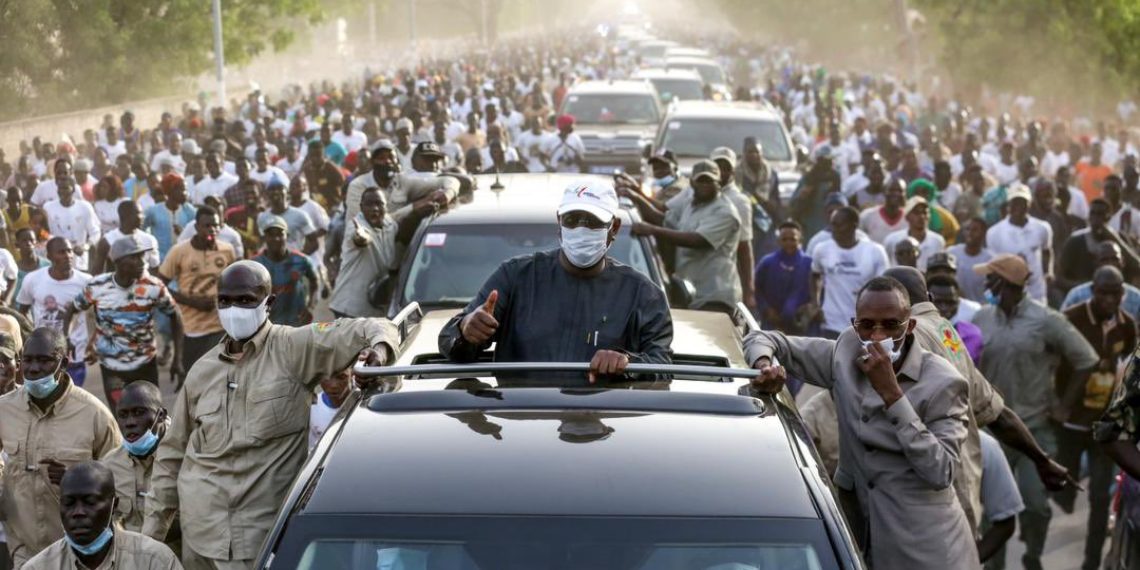 PatrioteResiste's tweet photo. Aux moments où  Macky SALL  est en  CAMPAGNE POLITIQUE DÉGUISÉE, le  Président de la Transition, le Colonel Mamadi Doumbouya, s'est rendu ce mercredi 1er mars à l'Aéroport International Ahmed Sékou Touré pour accueillir les guinéens revenant de la Tunisie. https://t.co/kgk9Rmb9O2