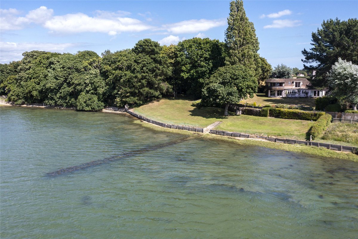 JacksonStops's tweet photo. #WestlandsEstate #Birdham #Chichester
Little Copse is an extensive family house set in gardens and grounds of some 1 1/2 acres with a #slipway and direct #frontage to the water. New to the market with @JSChichester with a guide price of £3,500,000.
https://t.co/2pGOn3EdYW https://t.co/Dg4dqm8fKp
