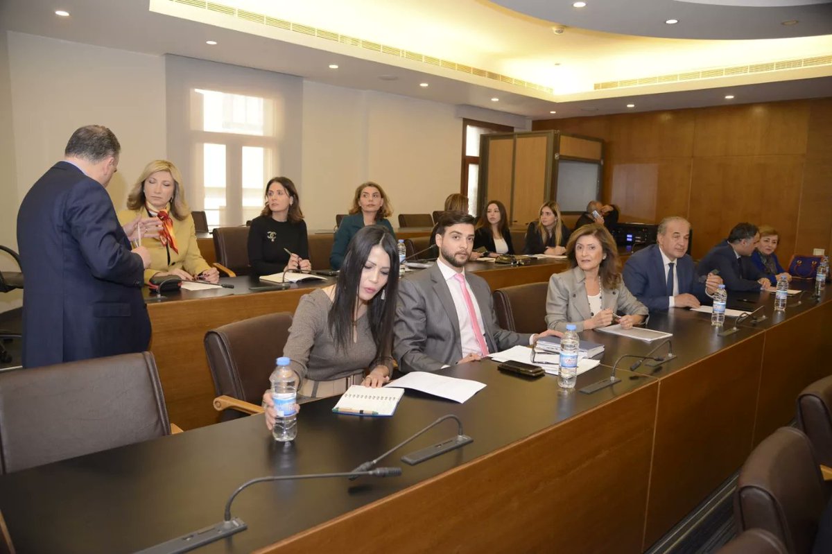 RDFLwomen's tweet photo. ناقش التجمع النسائي الديمقراطي اللبناني اليوم مقترح قانون تحديد سن الزواج وتجريم تزويج الطفلات في لبنان الذي كان قد أعده، في لجنة حقوق الإنسان النيابية. حضر الجلسة نائبة الرئيسة سارة العوطة والمحامية غادة نقولا و منسقة الحملات رشا وزنة. #مش_قبل_ال١٨
#NotBefore18 https://t.co/jxwCPObX9y