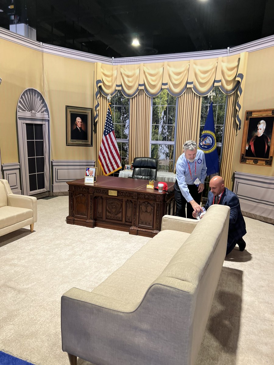 DaveASloan's tweet photo. Mock Oval Office. #CPAC2023 https://t.co/wvCHy0HIhg