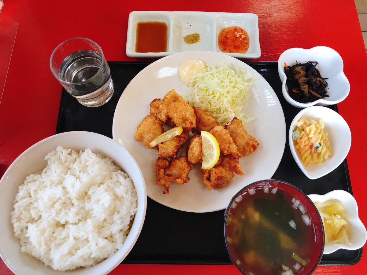 ご飯大盛 この、ごはんの量だと、小ぶりな胸肉唐揚げ20個はイケる！卓上のソース、マヨ、ポン酢？カレー塩、チリソース、味変楽しい