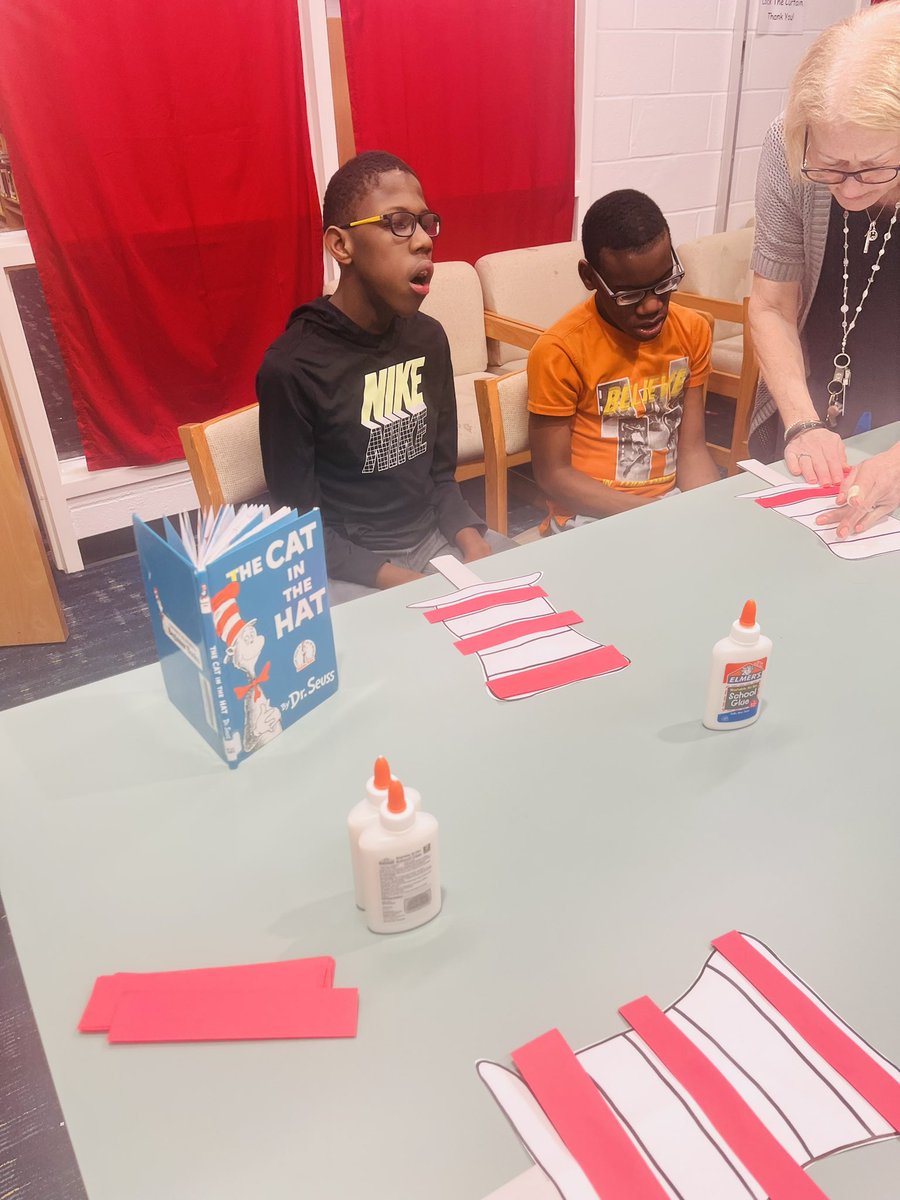 ShainaEducates's tweet photo. 📚Read Across America day with a few of my favorite students! 🧢@LuellaHS_HCS @bhardnett12 @jforsyt2 #DrSeuss #TheCatInTheHat https://t.co/R4VzJbXZtQ