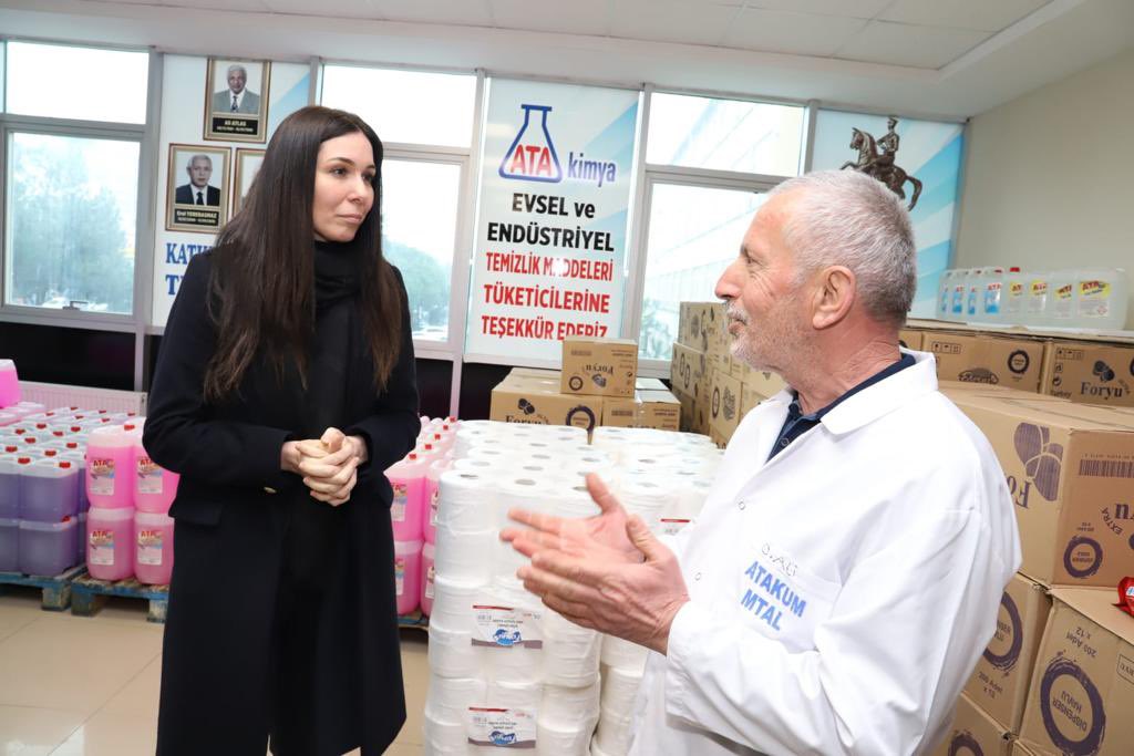 CK_Samsun's tweet photo. Ürettikleri 120 ton hijyen malzemesini Samsun’dan depremden etkilenen şehirlerimize göndererek önemli bir ihtiyacı karşılayan Atakum Mesleki ve Teknik Anadolu Lisesi’nin kıymetli öğretmen ve öğrencileri ile 
bir araya geldik. 
Gönülden tebrikler👏🏻 https://t.co/d8dE5SWVrX