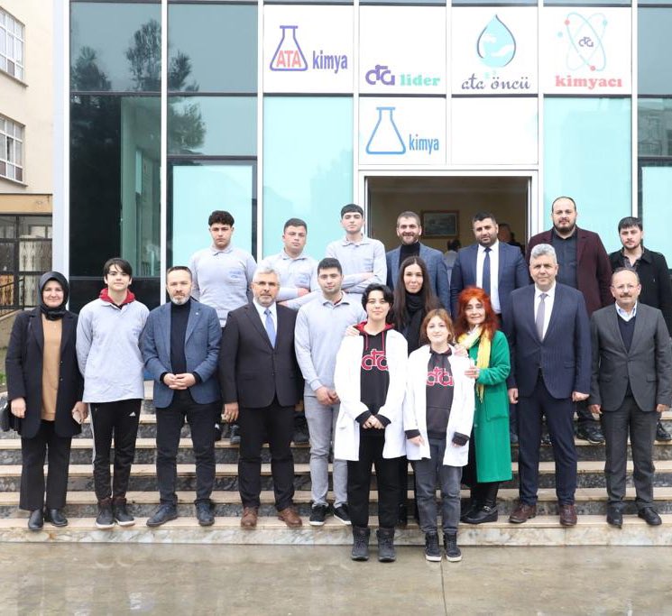 Ürettikleri 120 ton hijyen malzemesini Samsun’dan depremden etkilenen şehirlerimize göndererek önemli bir ihtiyacı karşılayan Atakum Mesleki ve Teknik Anadolu Lisesi’nin kıymetli öğretmen ve öğrencileri ile 
bir araya geldik. 
Gönülden tebrikler👏🏻