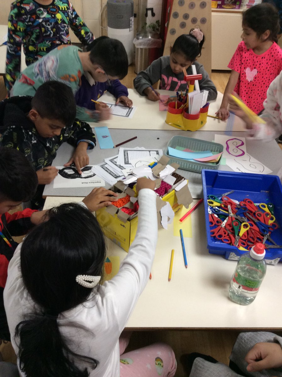 ECS_Keighley's tweet photo. #WorldBookDay2023
@WorldBookDayUK
Year 2 making memories
#stopdropandread https://t.co/E1BAj9bcwW