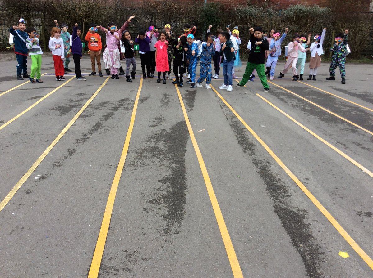 ECS_Keighley's tweet photo. #WorldBookDay2023
@WorldBookDayUK
Year 2 making memories
#stopdropandread https://t.co/E1BAj9bcwW