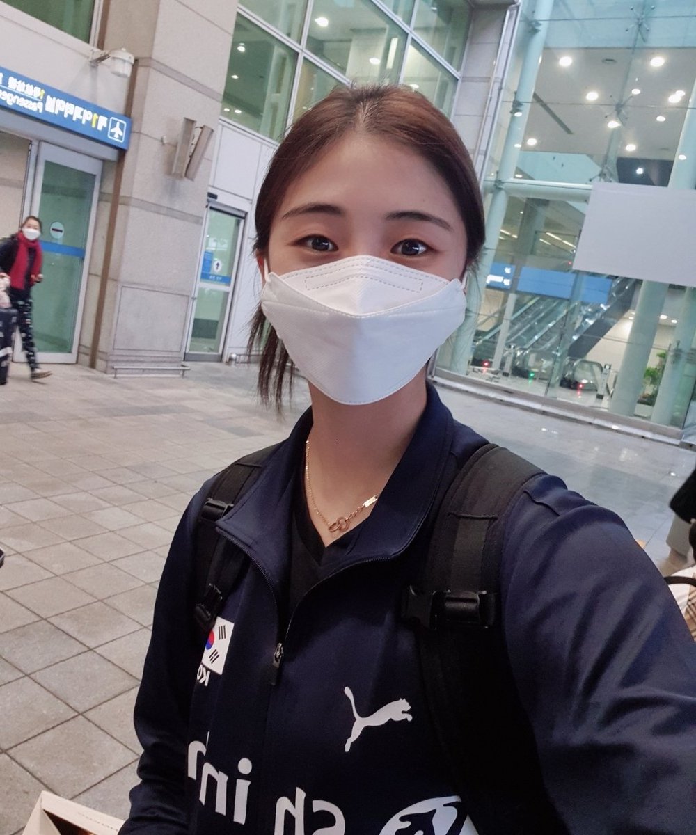 이때 여름이라 더웠는데 

🤷‍♀️안더워요?
😬더워요!! 하면어 져지입구 종이같은걸로
부채질하던 바케민