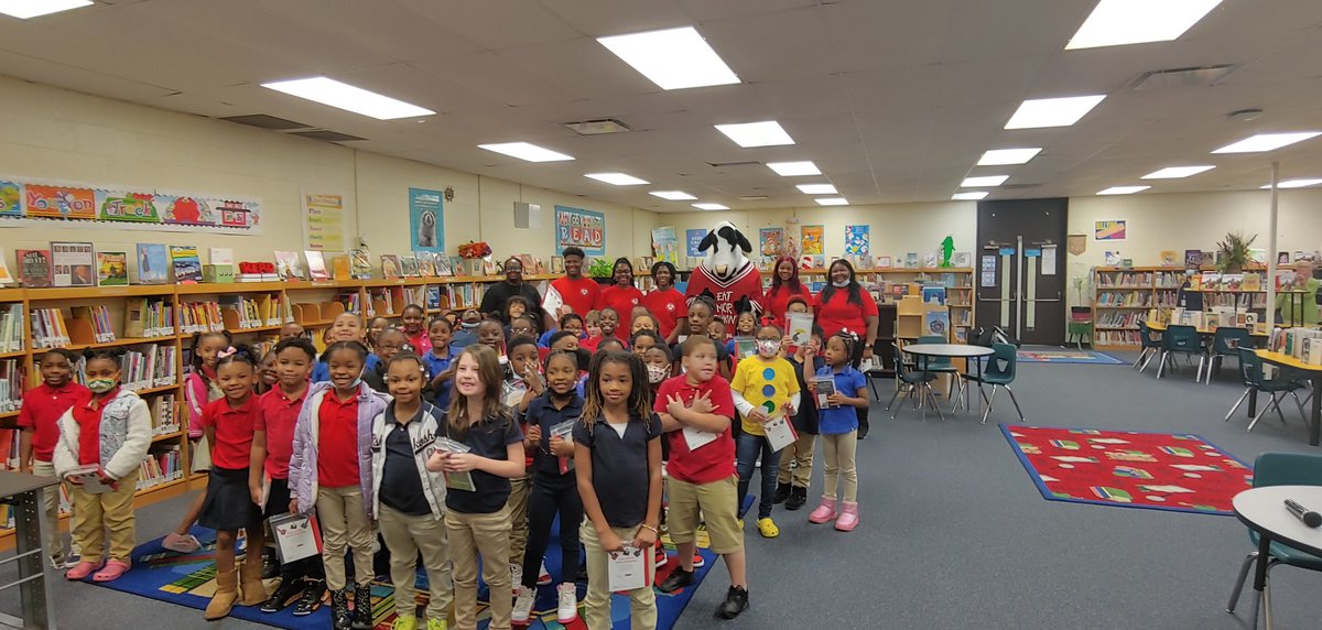 FchsAmbassadors's tweet photo. We enjoyed visiting @FESstingrays and giving away 500 books and meal cards courtesy @CFALDRAcademy and @killiancfa for #ReadAcrossAmerica Day! Thanks, Dr. Martin and Ms. Johnson for having us! #ImpactThroughAction https://t.co/qJwWuIyoMp
