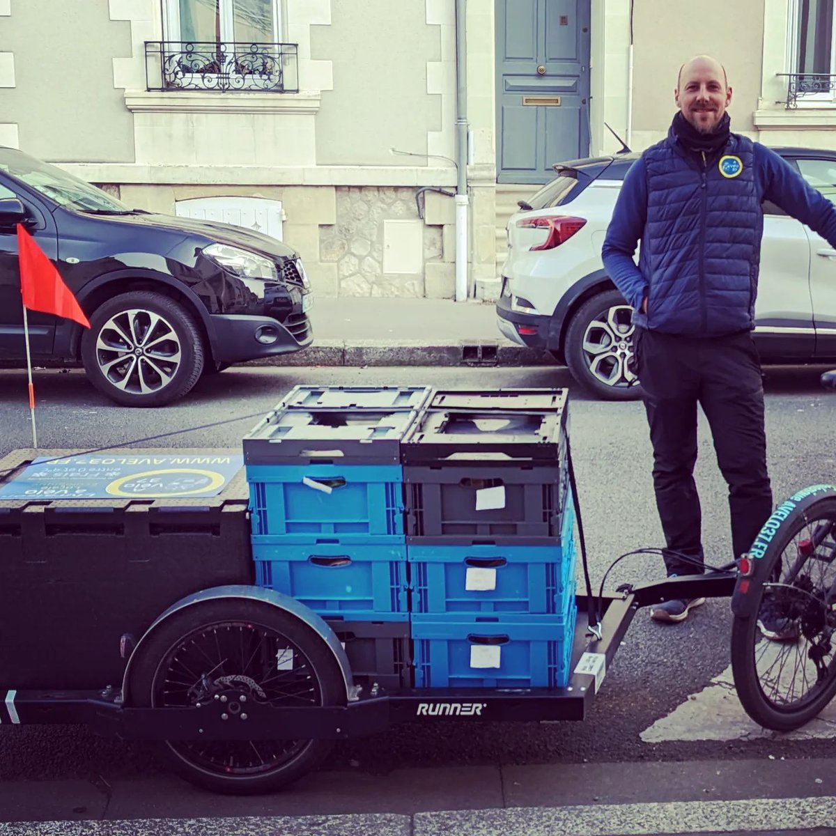 Les commandes de nos clients partent en livraison à vélo. Merci Adrien de @avelo37 🚴‍♂️ - Livraison écologique et Locale sur Tours - et bonne route ! Vous aussi faites vos courses de produits locaux fermiers et BIO sur panierdetouraine.fr #locavore #touraine