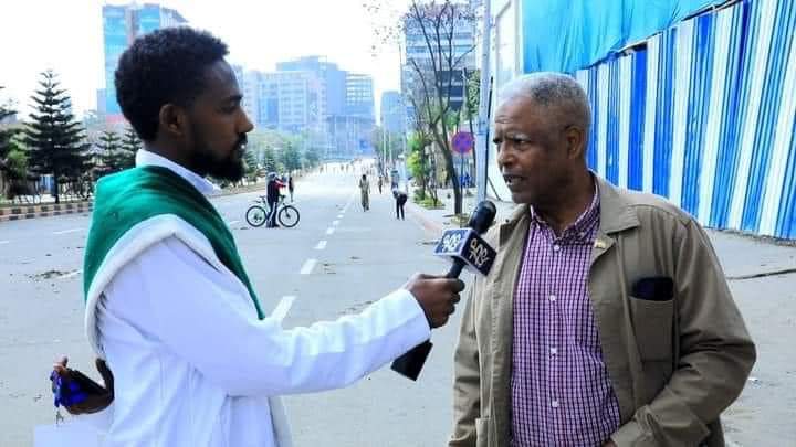EA_DevCouncil's tweet photo. አቶ አንዳርጋቸው ጽጌ ይናገራሉ ፦ "የአድዋን የድል ቀን ወደ ውርደት ቀን የቀየሩትን የመንግስት ባላስልጣናት ልናወግዛቸው ይገባል። በዛሬው እለት ግን በምኒሊክና በመስቀል አደባባይ የከተማው ህዝብ ድርሽ እንዳይል ከልክለው፣ በበአሉ የታደሙት የብልጽግና ከፍተኛ ባላስልጣናት፣ ካድሬዎችና ብልጽግና ድህነታቸው የታማኝነት ማሰሪያ ሰንሰለት አድርጎ በጥቃቅን እና አነስተኛ ድርጅቶች ያደራጃቸው ምስኪኖች ብቻ ናቸው። ሌላው ህዝብ ወደ አደባባዮቹ እንዳይደርስ በወታደር፣ በፌደራል ፖሊስና በከተማው ፖሊስ እንደ ከብት ከመንገድ እየተነዳ እንዲወጣ ተድርጓል። በአንዳንድ ቦታዎች በድብደባ ጉዳት የደረሰባቸው እንዳሉ መረጃው ደርሶኛል። ሁኔታ��ን ለተመለክተ ቀኑ የበአልና የደስታ  ሳይሆን ከተማው በጠላት ተወሮ የሃዘን ጥላ ያጠላበት ቀን ይምስል ነበር። ይህ በወሬ ሳይሆን በአካል ወደ መስቀል አደባባይ ከጓደኞቼ ጋር ለመሄድ ሞክሬ ከደረሰብኝ ተነስቼ ነው የምጽፈው። እንኳን ለዚህ ቀን አበቃህ የምትሉ ምጸተኞች እንዳላችሁ አውቃለሁ። በምጸታችሁ አላዝንም። የማዝነው ከታሪክ መማር ለተሳናቸው እብሪተኛ የሃገሪቱኛ ገዥዎች ነው።" @AndargachewTse2 #Ethiopia #Adwa