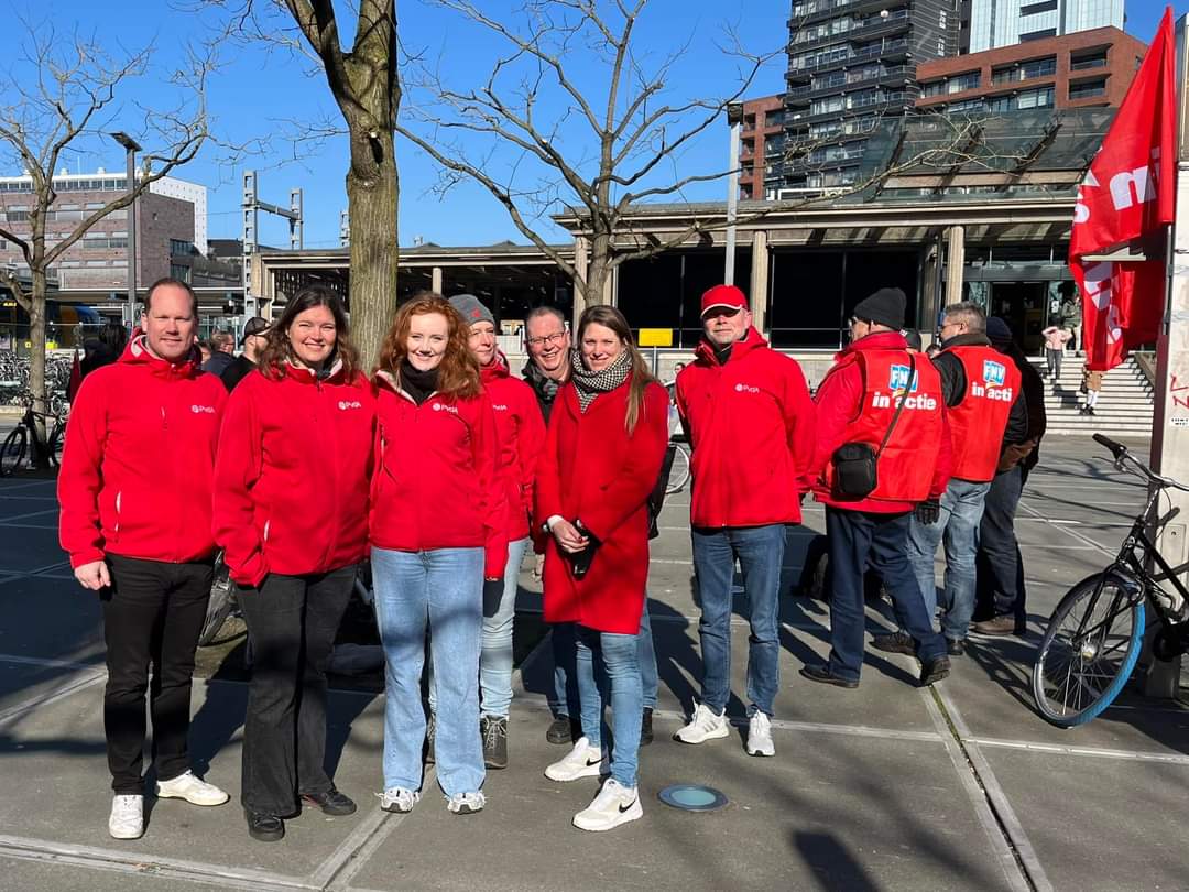 Onze solidariteit met de stakende buschauffeurs getoond bij een manifestatie op het station. 🚍❤️ We gingen in gesprek over slechte arbeidsomstandigheden en hoe chauffeurs zich zorgen maken over verdwijnende lijnen en haltes en te hoge ticketprijzen. Wij strijden voor goed OV!