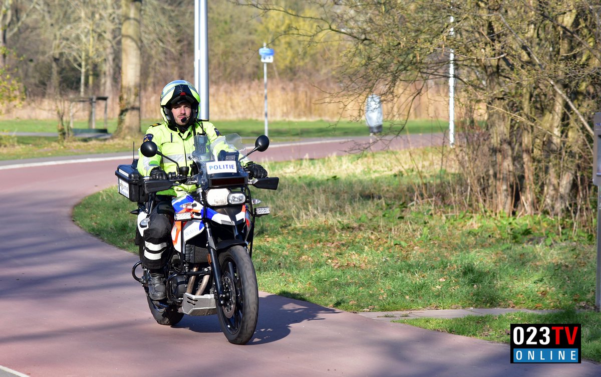 023TVonline's tweet photo. Vanmiddag hebben jongeren er alles aangedaan om uit handen van de #Politie en #Handhaving te blijven. Het ging om de stadsgame The Hunt, georganiseerd door #Sportsupport in de wijk #Sinnevelt https://t.co/aTEGj2hDo8