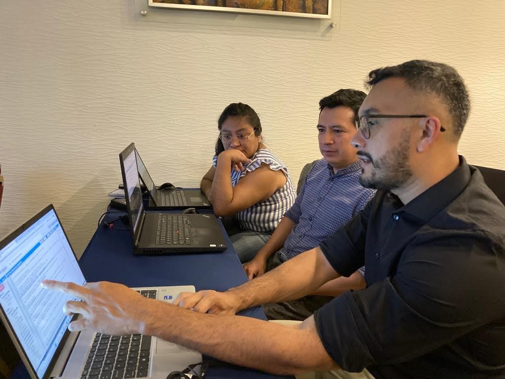 SERVIRGlobal's tweet photo. ¿Pueden creer que ya estamos en el día 3 del taller SERVIR / @SilvaCarbon_ con @MARNGT? Cómo enfocamos anteriormente con #CCDC-SMA y #LandTrendr, hoy cerraremos con #BULC-D y discusiones sobre el trabajo de seguimiento en #Guatemala. 🇬🇹 ¡Manténganse al tanto! https://t.co/UFjkEoq8t7