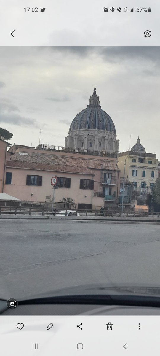 La Roma che conosco du ore pe fa n' metro ma poi quanno te blocca te fa vedè San Pietro...