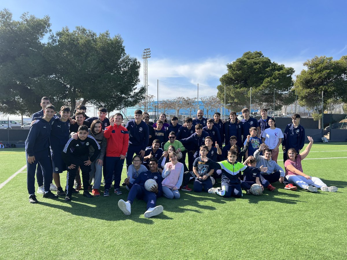 ibizaud's tweet photo. 🫂 Los chicos de nuestro Juvenil A fueron los encargados de crear unas jornadas lúdicas deportivas con juegos y entrenamientos junto a la Asociación APNEEF, donde la integración social fue el principal objetivo. 

#VamosIbiza 💙 #UDIbizaSolidari 🌍 https://t.co/qhV7nWgDqO