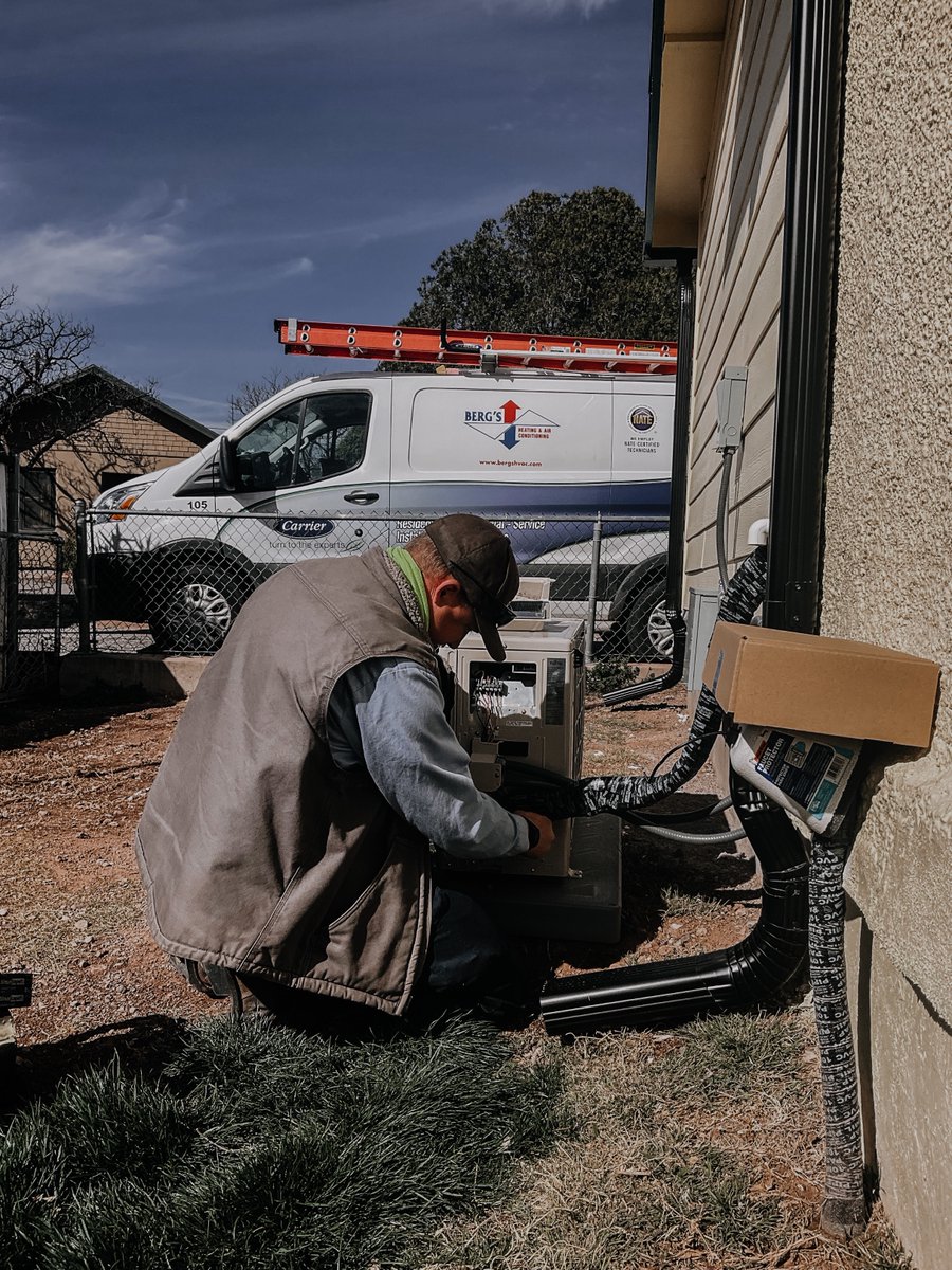 bergs1974's tweet photo. Happy #FieldFriday! Shoutout of the week goes to our service team for braving the cold weather to keep our neighbors toasty warm! In need of any maintenance work? Call us today at (520) 378-9333!
#hvac #bergenterprises #sierravista #Serviceworker #hvaccrew #heating #cooling https://t.co/KKnm1O2ZKj