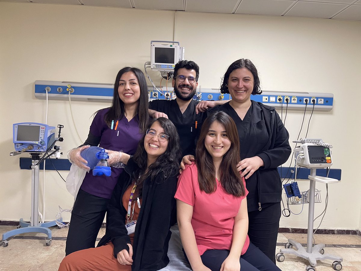 Acil intörnlüğünü bitirmiş olmanın verdiği mutluluğa bakar mısınız