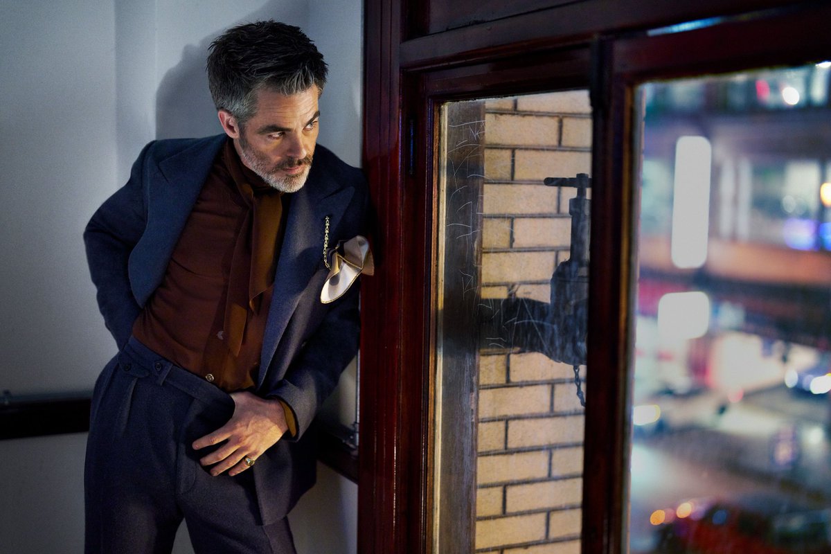 BlackFangirling's tweet photo. I...I'm speechless. He's so damn fine, I have no words!! 😍😛 #ChrisFine #ChrisPine #ZaddyChris https://t.co/BZHBtAMPlD