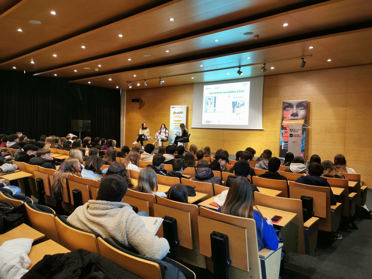 🔛Ja som a una nova conferència d'Emprendre amb Valors! 

Avui ha vingut l’emprenedora <a href="/juliagescriba/">Júlia G Escribà</a>, qui explica la seva experiència en la creació de la seva marca de roba termoreguladora.🧵 

👌 L’alumnat participant presenta els seus projectes dissenyats amb #DesignThinking.