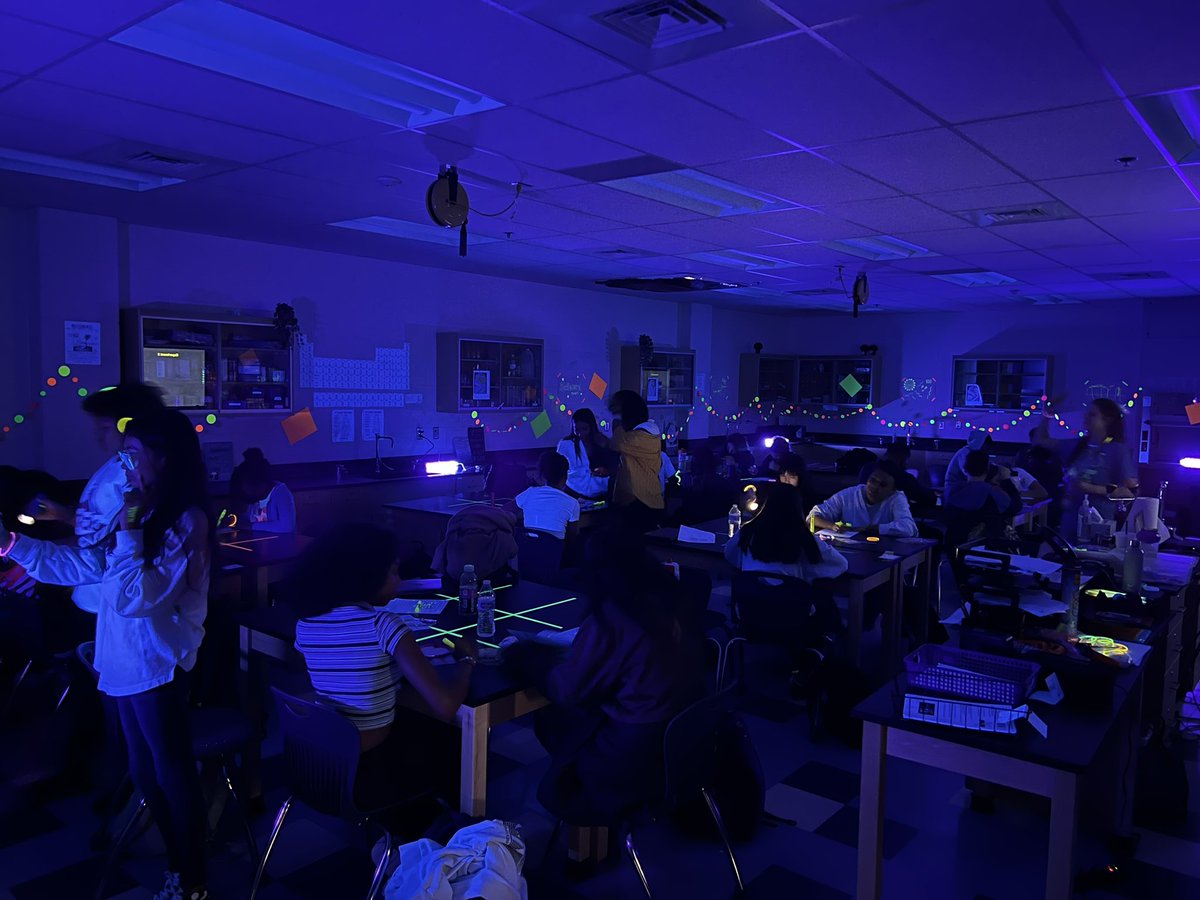 I cannot even explain how amazing <a href="/MsMoyer_Science/">Robyn Moyer-Sacke</a> is! 🤩 Her light lesson on waves is incredible. All I could hear students saying all class is “this us so fun!” <a href="/LrmsWolves/">LRMSWolves</a> @PWCSScience