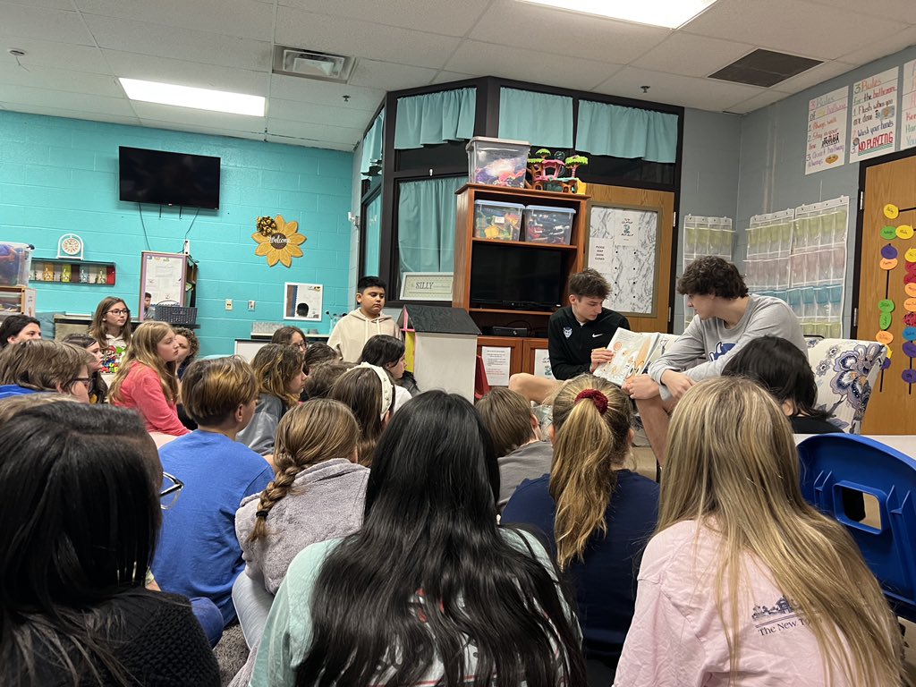 LebanonHSBsbl's tweet photo. A few of our Seniors visited Castle Heights Elementary this morning to read. Great job fellas! @Jacksonwlea3 @cannongannon22 @wbowling24 https://t.co/bSflGSP3gS