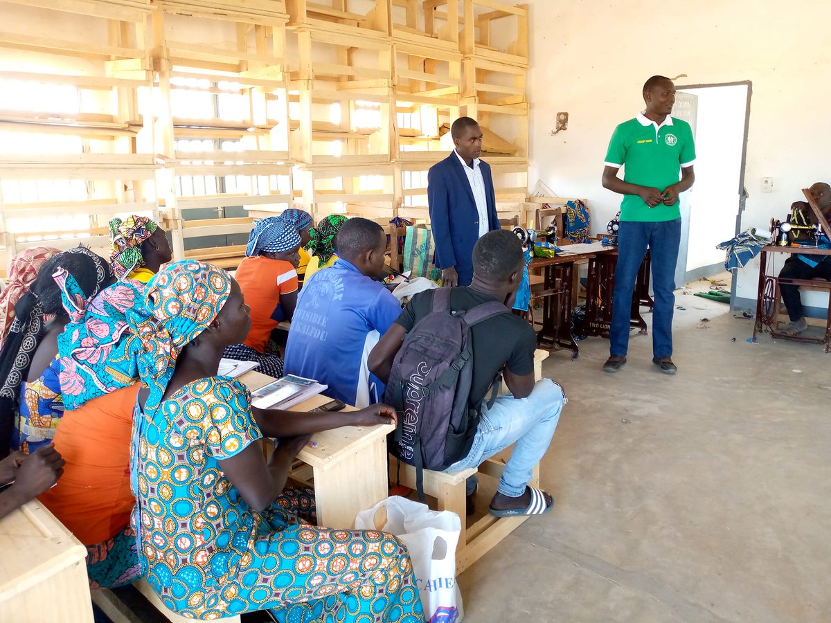 PNDP_Cameroun's tweet photo. #Kalfou
Ces  bénéficiaires de l’opération #HIMO, financée par les fonds Minka de l’ @AFD apprennent la couture. Ils seront par la suite installés (achat du matériel et création des ateliers) grâce aux épargnes opérées sur leurs salaires au cours de la durée du chantier. https://t.co/yjUUYqN0Cn