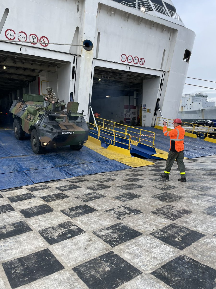 519eRt's tweet image. Dans le cadre de l’exercice #Orion23 le 519e RT a procédé ce matin au chargement du GNV ALLEGRA sur le port de Toulon en présence du général Thierry Poulette COM CSOA (Centre de Soutien des opérations et des acheminements)  #logops #comlog #519eRT #transitmaritime #soutien_orion