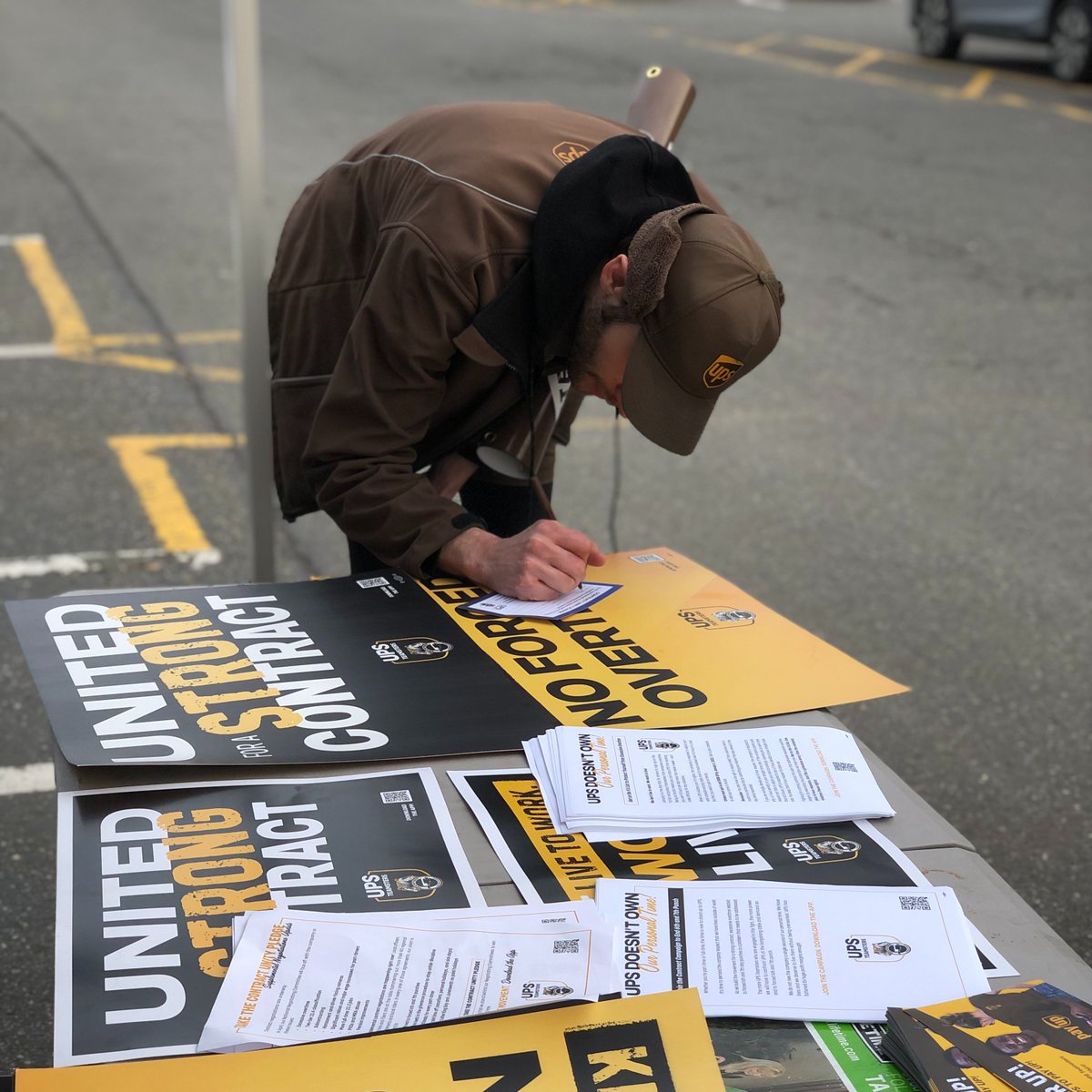 The UPS #Teamsters Contract Unity Pledge campaign is moving at full-speed with more locals sending in photos of their actions at the gates of UPS barns nationwide.  

The company is on notice...
