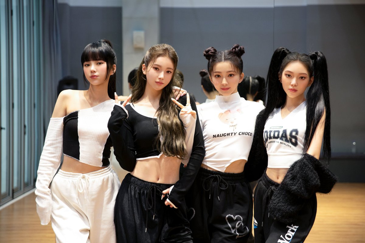 mazes_official's tweet photo. [230131] #MAVE_UPDATE
[📸]
MAVE: 'PANDORA' BEHIND
'PANDORA' 안무 연습 현장 공개❗
무대맛집 메이브는 
연습실에서 만들어진답니다💃

#MAVE #메이브
#PANDORAS_BOX #PANDORA
#SIU #ZENA #TYRA #MARTY
#시우 #제나 #타이라 #마티 https://t.co/hKpHUpPthk