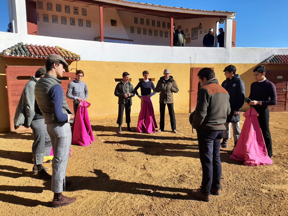 📸| ¡Hoy hemos viajado hasta tierras extremeñas!

👉🏻Jornada en la ganadería de 𝐕𝐚𝐥𝐝𝐞𝐚𝐥𝐜𝐚𝐥𝐝𝐞 en la provincia de Cáceres. 

✅¡Gracias ganadero por abrirnos sus puertas! 

#escuelayiyo