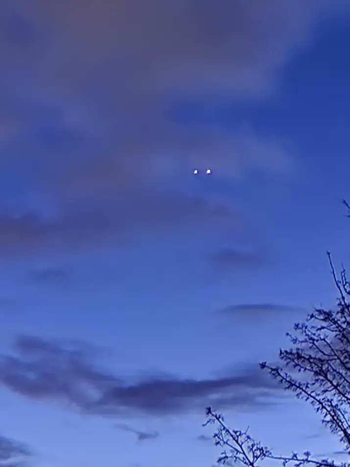 JasonCantonwin1's tweet photo. Mystery lights in Roy Utah March 1st 2023 anyone have any idea what they could be ? #UFOs #UFOSightings #ufosighting https://t.co/5YiulyLjg2