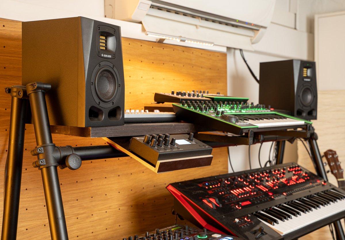 ADAM_Audio's tweet photo. With the A4V we have redefined the compact studio monitor ⚡️
This loudspeaker is an absolute powerhouse and delivers accurate, full-bodied sound in a compact form factor.
Learn all about the A4V here:
👉 https://t.co/tbzaBpxGdk
#ADAMAudio #A4V #musicproducer https://t.co/kfDLQplERJ