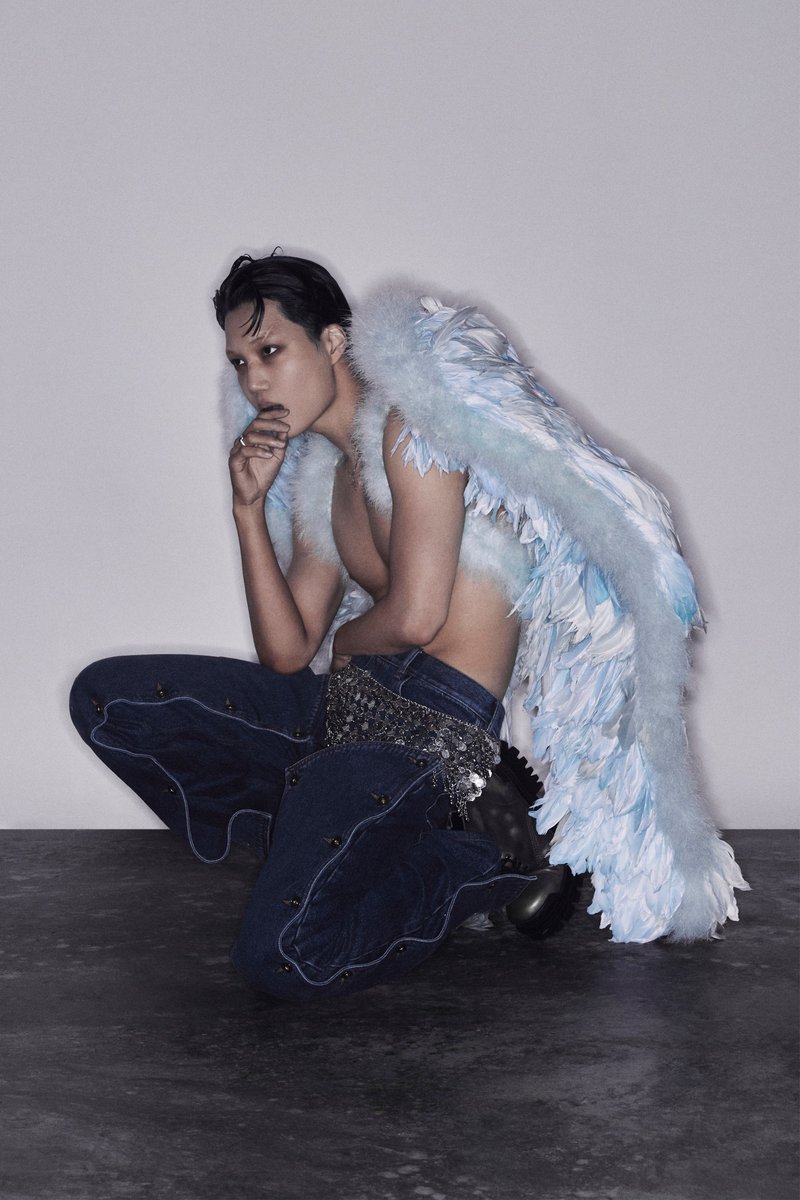 rosesrkjm's tweet photo. @PopBase this is KAI's world and we are just living in😭😭😭 https://t.co/7FdFwWe5DG