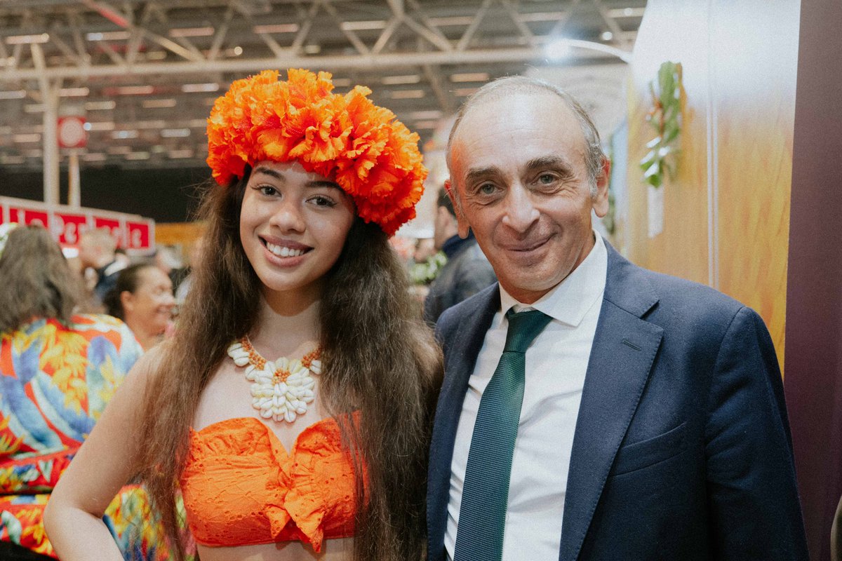 Reconquete_off's tweet photo. 🌾🐂 Eric Zemmour était cette semaine au Salon de l’agriculture pour apporter son soutien aux agriculteurs et aux producteurs régionaux qui font vivre nos terroirs.

#Salondelagriculture #SIA2023 https://t.co/IsHRFYXKtw