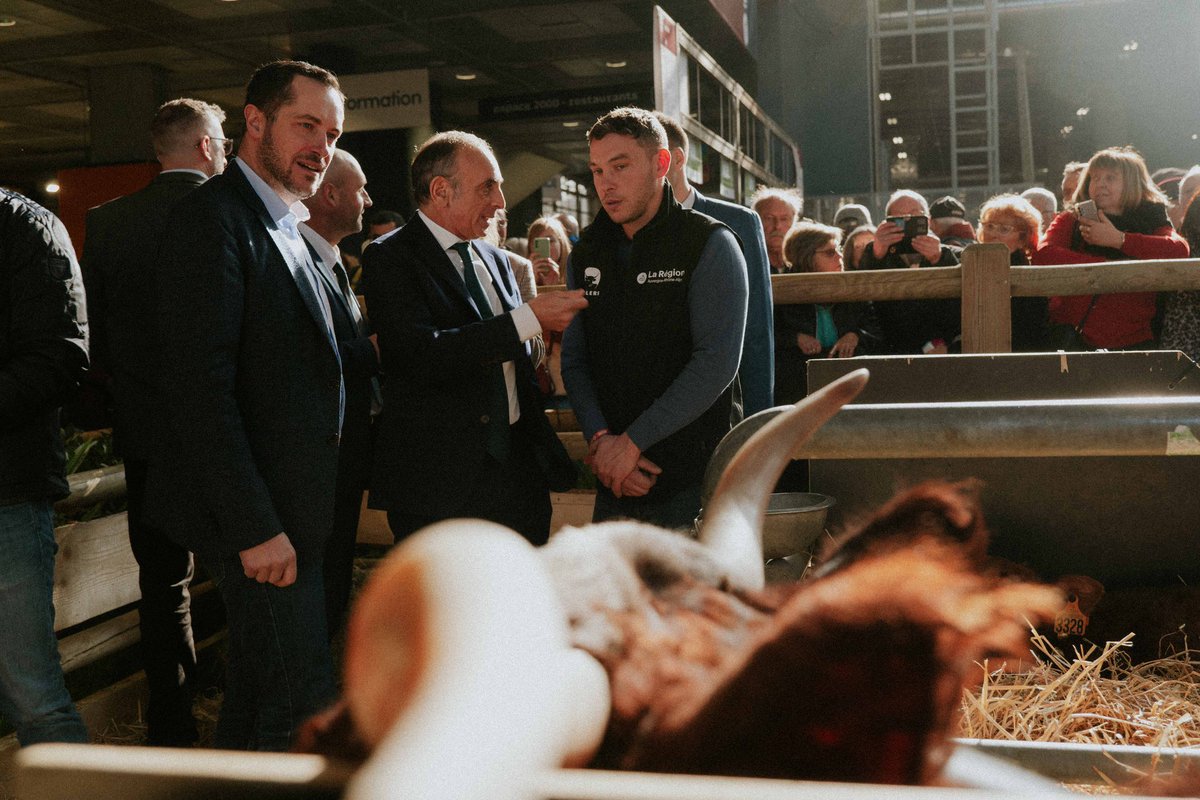 Reconquete_off's tweet photo. 🌾🐂 Eric Zemmour était cette semaine au Salon de l’agriculture pour apporter son soutien aux agriculteurs et aux producteurs régionaux qui font vivre nos terroirs.

#Salondelagriculture #SIA2023 https://t.co/IsHRFYXKtw