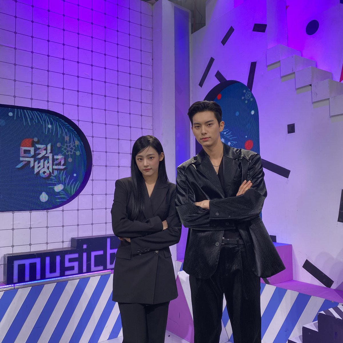 kicminji's tweet photo. A cute puppy takes over Music Bank! Today I will be the special MC for Music Bank. A happy day is always the best day to get rid of all feelings of sadness, and here is a brief guide on how to boost your energy: get your Vitamin Chaeminji in a black suit! 🖤🐶 https://t.co/08GRae2bxt