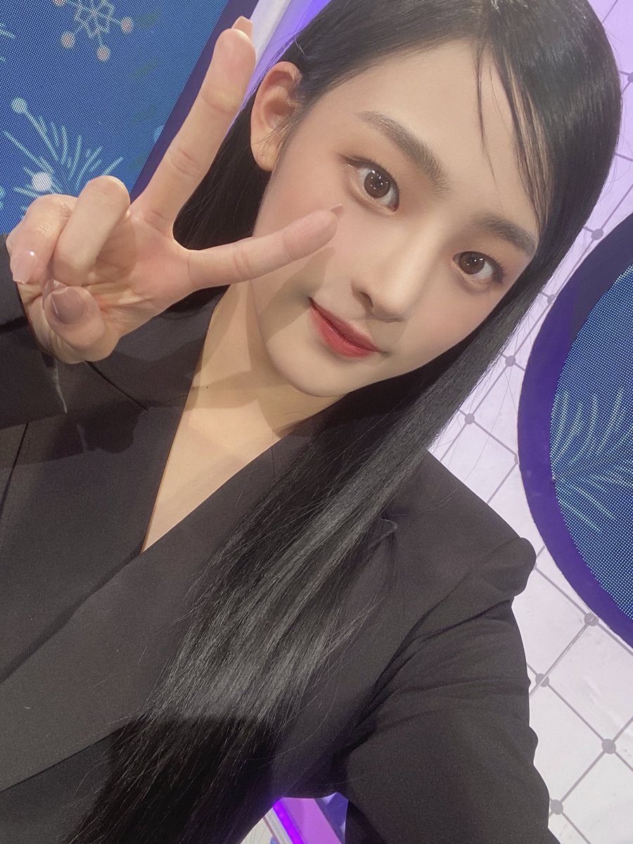 kicminji's tweet photo. It's great to be a special MC at Music Bank. It was my first time, so I was very nervous and made a little mistakes. But it's okay, I'll learn from this mistake and come back with an even cooler Minji. See you next week, you will tune in again for MC Minji, right? °. ✿ https://t.co/LGBT2dv1B1