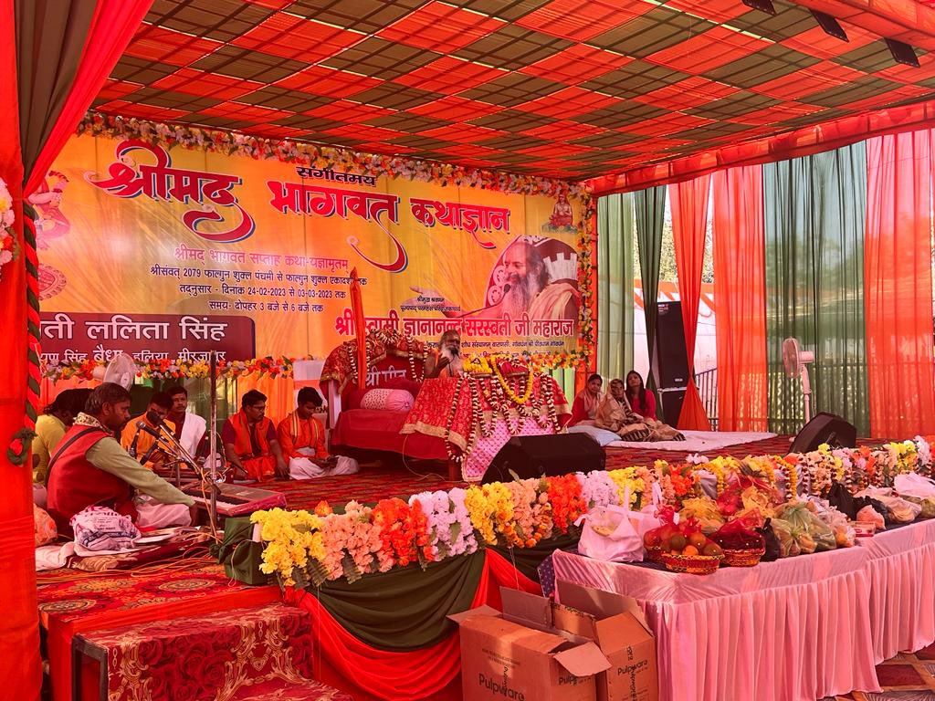 ArunSinghbjp's tweet photo. आज भागवत कथा सप्ताह के अंतिम दिवस भगवान राधा-कृष्ण की दिव्य झांकी व ब्रज की फूलों वाली होली ने भक्तों को अलौकिक आनंद की अनुभूति से सराबोर कर दिया।
भगवान नारायण की कृपा सभी पर बरसती रहे। जय-जय श्री राधे। https://t.co/1mKFQ2LeKc