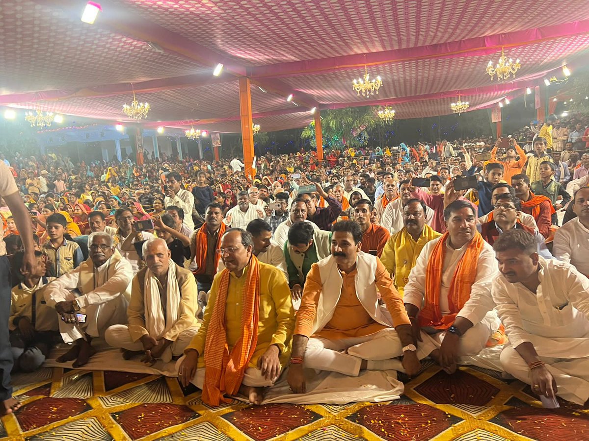 ArunSinghbjp's tweet photo. आज भागवत कथा सप्ताह के अंतिम दिवस भगवान राधा-कृष्ण की दिव्य झांकी व ब्रज की फूलों वाली होली ने भक्तों को अलौकिक आनंद की अनुभूति से सराबोर कर दिया।
भगवान नारायण की कृपा सभी पर बरसती रहे। जय-जय श्री राधे। https://t.co/1mKFQ2LeKc