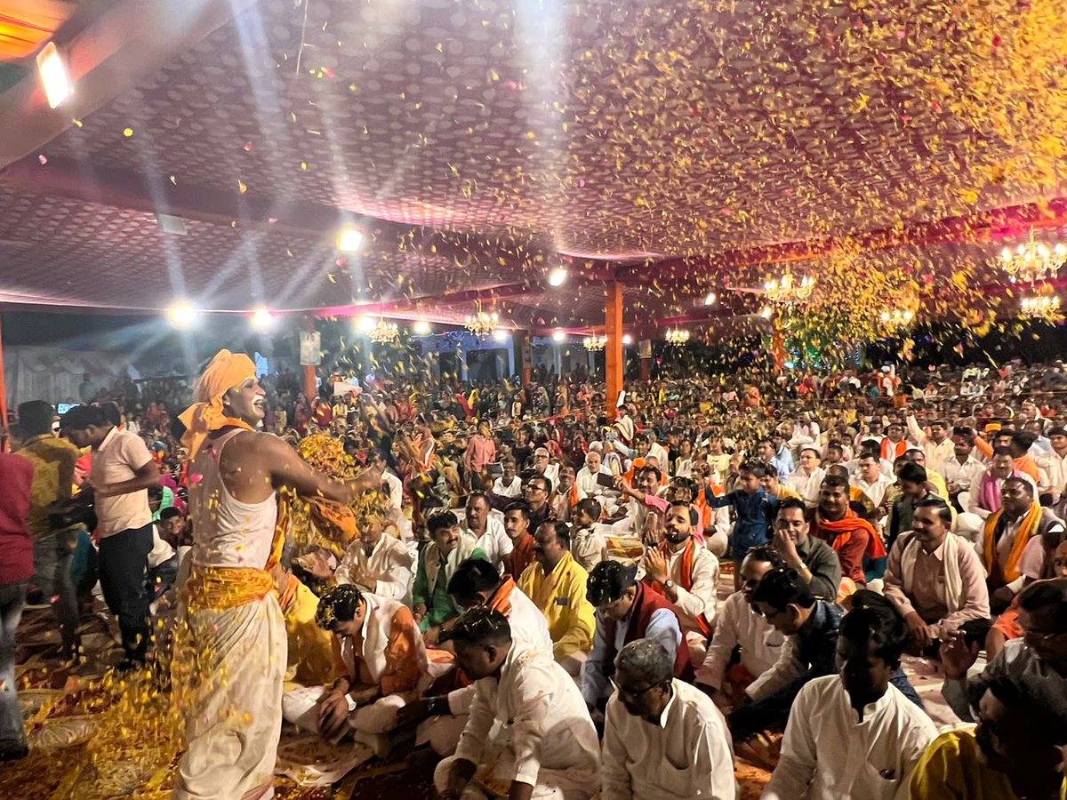 ArunSinghbjp's tweet photo. आज भागवत कथा सप्ताह के अंतिम दिवस भगवान राधा-कृष्ण की दिव्य झांकी व ब्रज की फूलों वाली होली ने भक्तों को अलौकिक आनंद की अनुभूति से सराबोर कर दिया।
भगवान नारायण की कृपा सभी पर बरसती रहे। जय-जय श्री राधे। https://t.co/1mKFQ2LeKc
